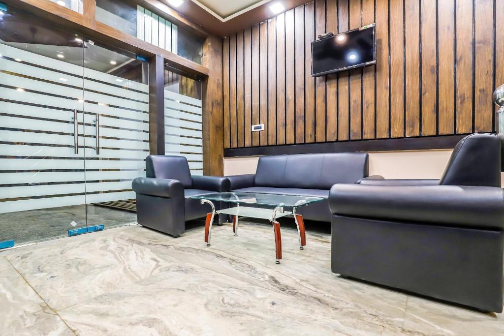 Khu vực ghế ngồi tại Hotel O by OYO CK Valley Hotel & Restaurant