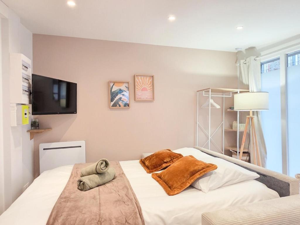 En eller flere senge i et værelse på La Marisol - Central, Cozy & 5 min Gare