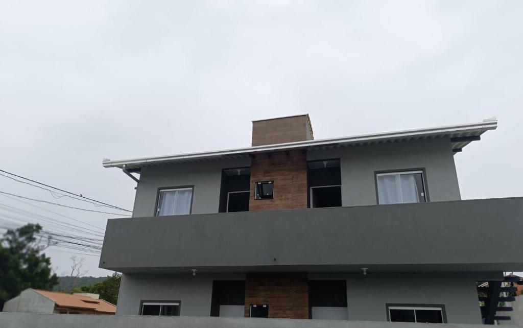 ein Gebäude mit einem Dach mit Fenstern darauf in der Unterkunft Studios Próx. à Praia de São Miguel | 4,9 km Beto Carrero in Gravata