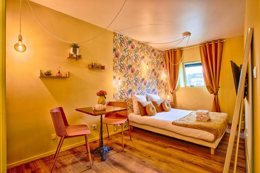 Postel nebo postele na pokoji v ubytování la bonbonnière Jaune