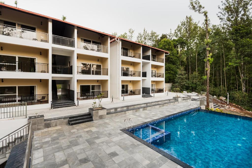 een exterieur van een hotel met zwembad bij Samarya Chikkamagaluru in Chikmagalūr