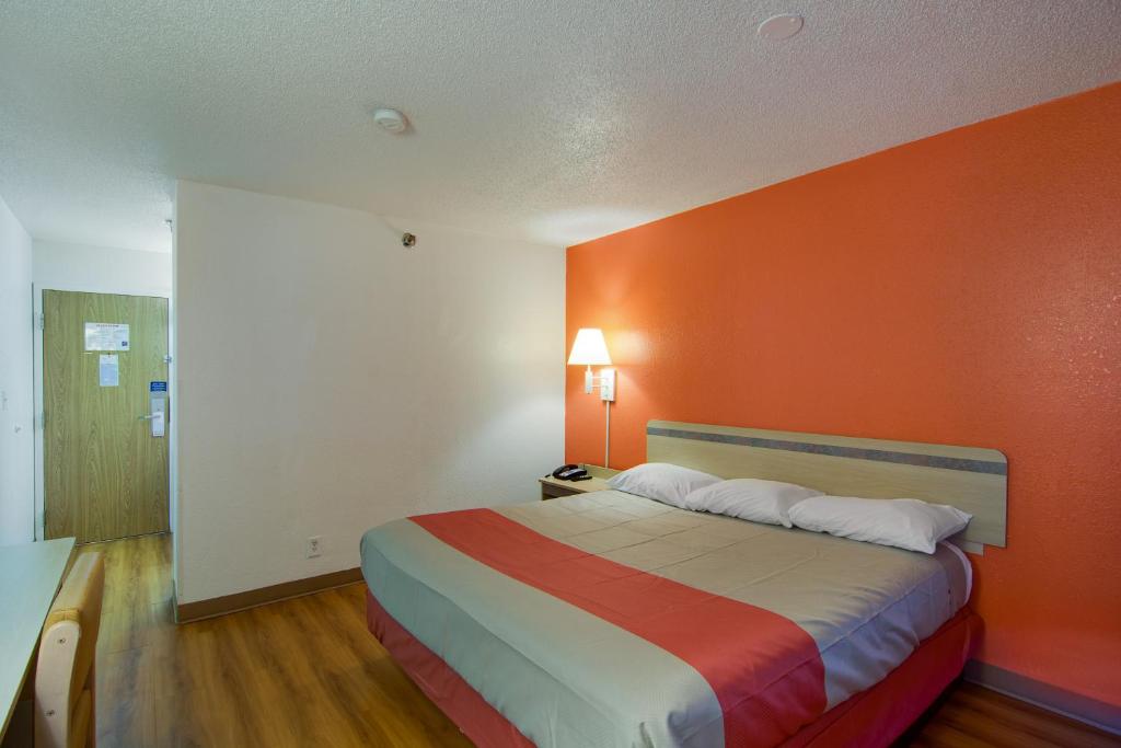 Postel nebo postele na pokoji v ubytování Motel 6-Waukegan, IL