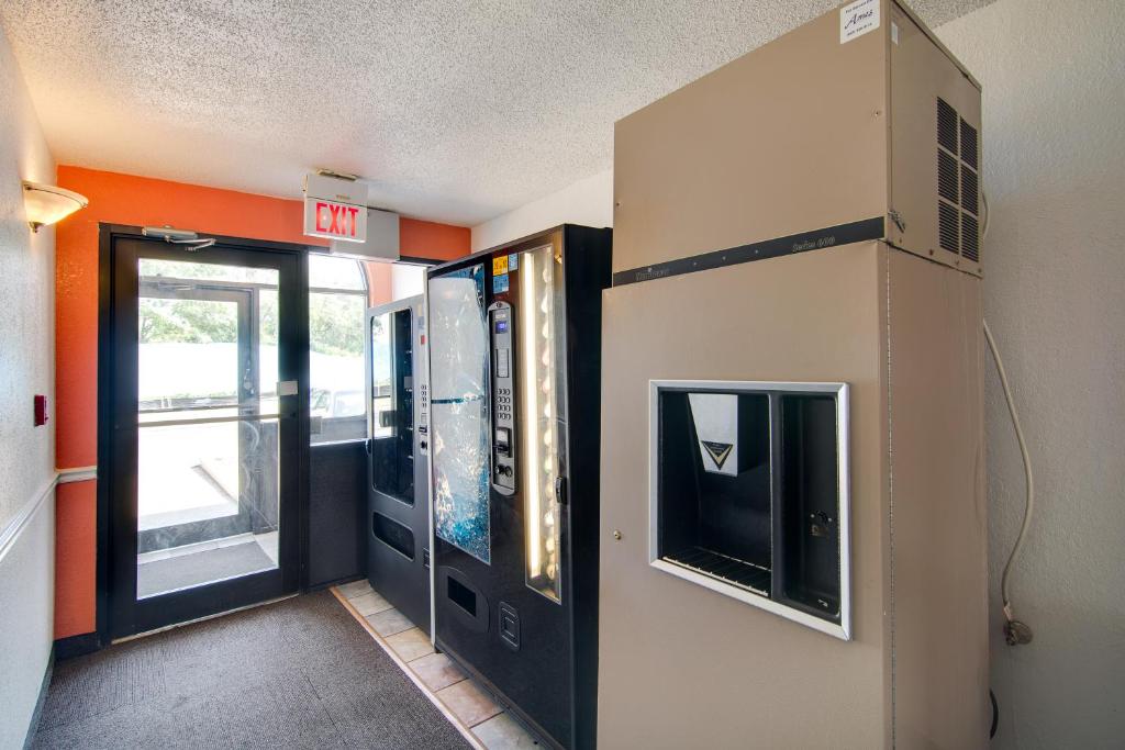 Kuchyň nebo kuchyňský kout v ubytování Motel 6-Waukegan, IL