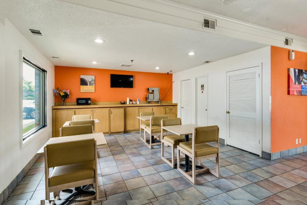 Kuchyň nebo kuchyňský kout v ubytování Motel 6-Waukegan, IL