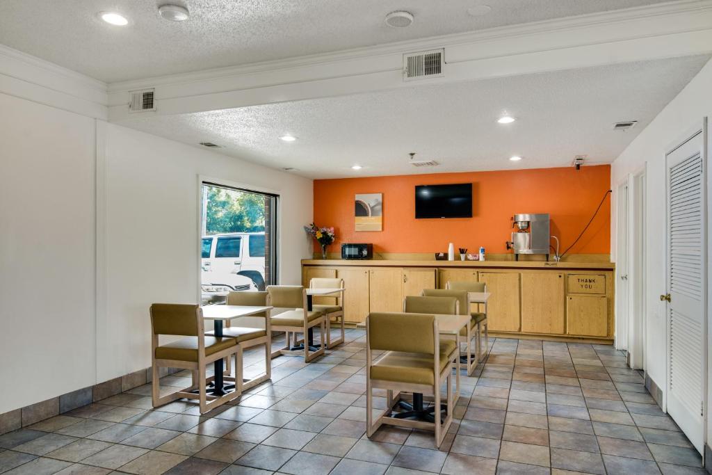 Kuchyň nebo kuchyňský kout v ubytování Motel 6-Waukegan, IL