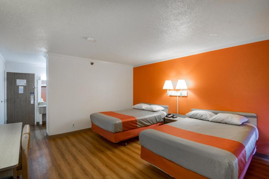 Postel nebo postele na pokoji v ubytování Motel 6-Waukegan, IL