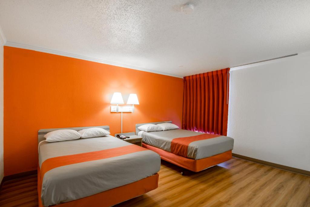 Postel nebo postele na pokoji v ubytování Motel 6-Waukegan, IL