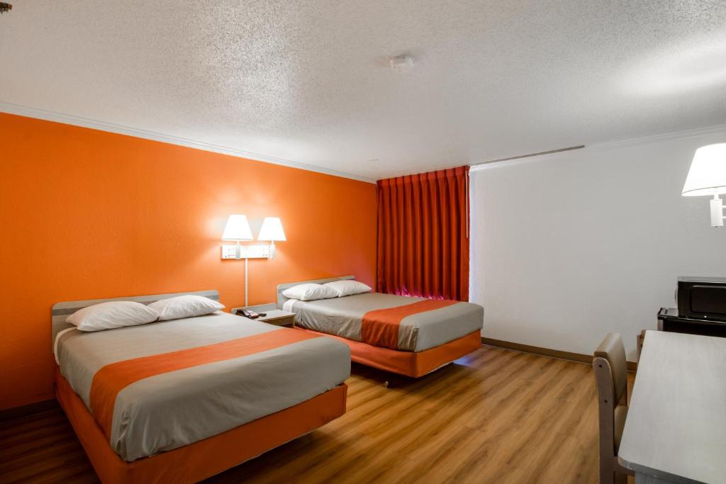 Postel nebo postele na pokoji v ubytování Motel 6-Waukegan, IL