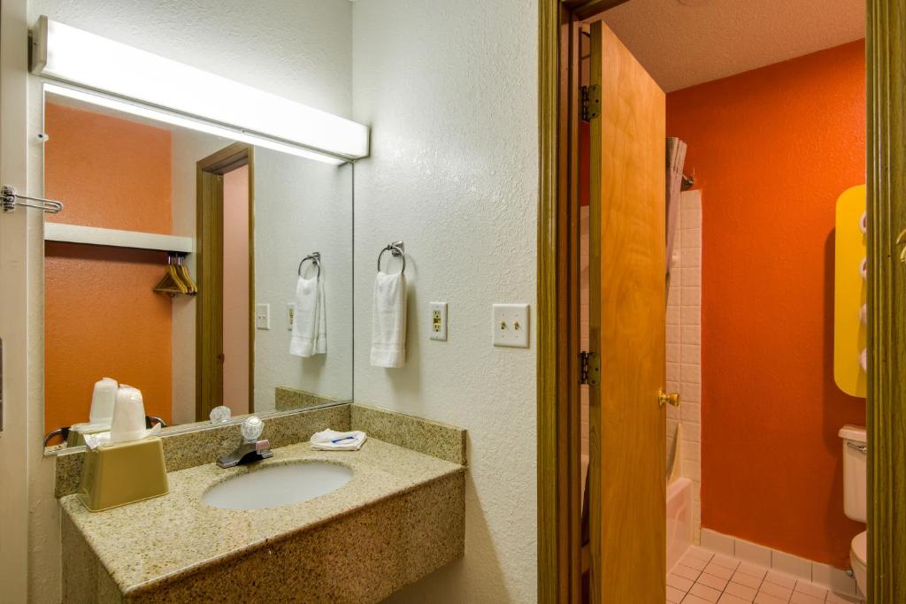 Koupelna v ubytování Motel 6-Waukegan, IL