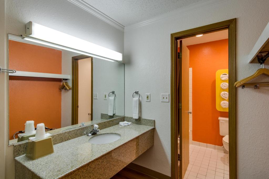 Koupelna v ubytování Motel 6-Waukegan, IL