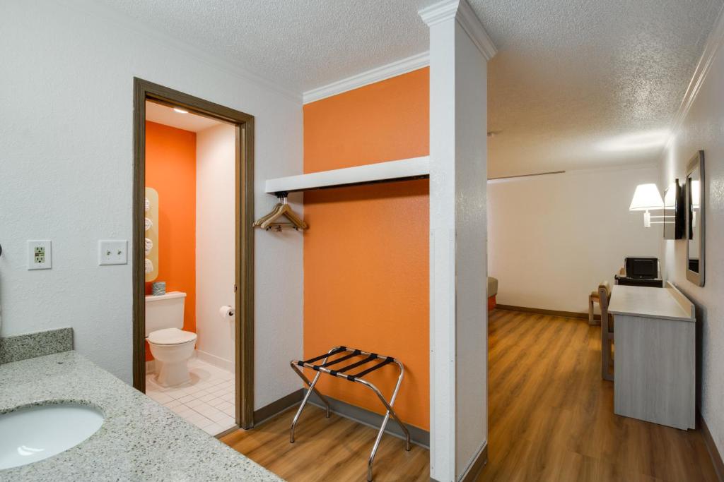 Koupelna v ubytování Motel 6-Waukegan, IL