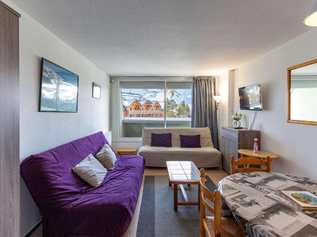 a living room with a purple couch and a bed at Studio cabine cosy 5 pers, près des pistes, parking inclus - FR-1-404-16 in La Mongie