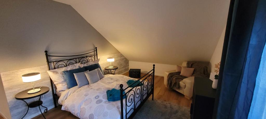 een slaapkamer met een groot bed en een bank bij Kahler Pőn in Willingen