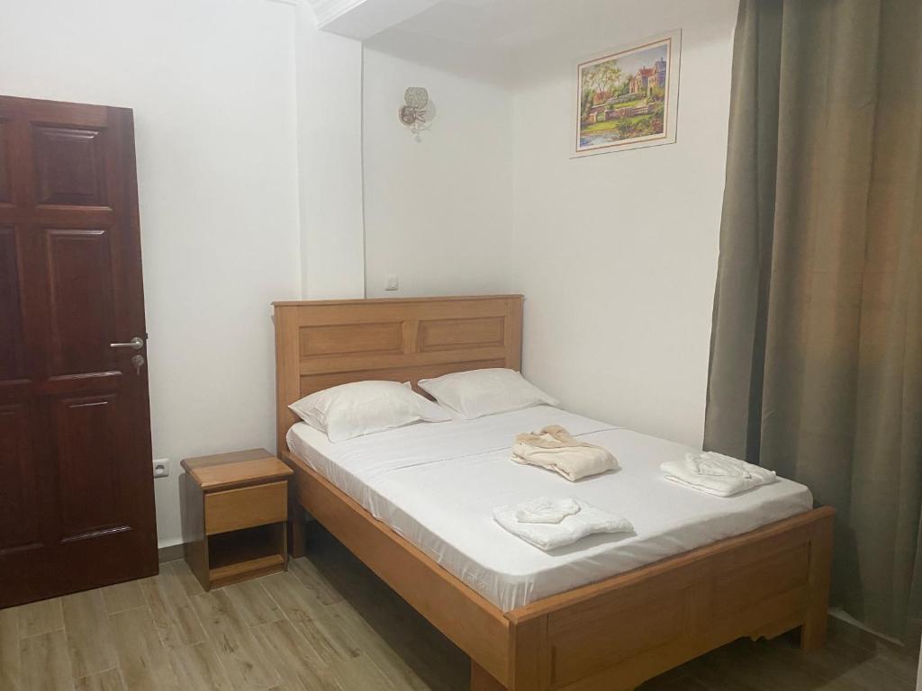 En eller flere senge i et værelse på Évasion Chic Appartement 2 Chambres avec Piscine