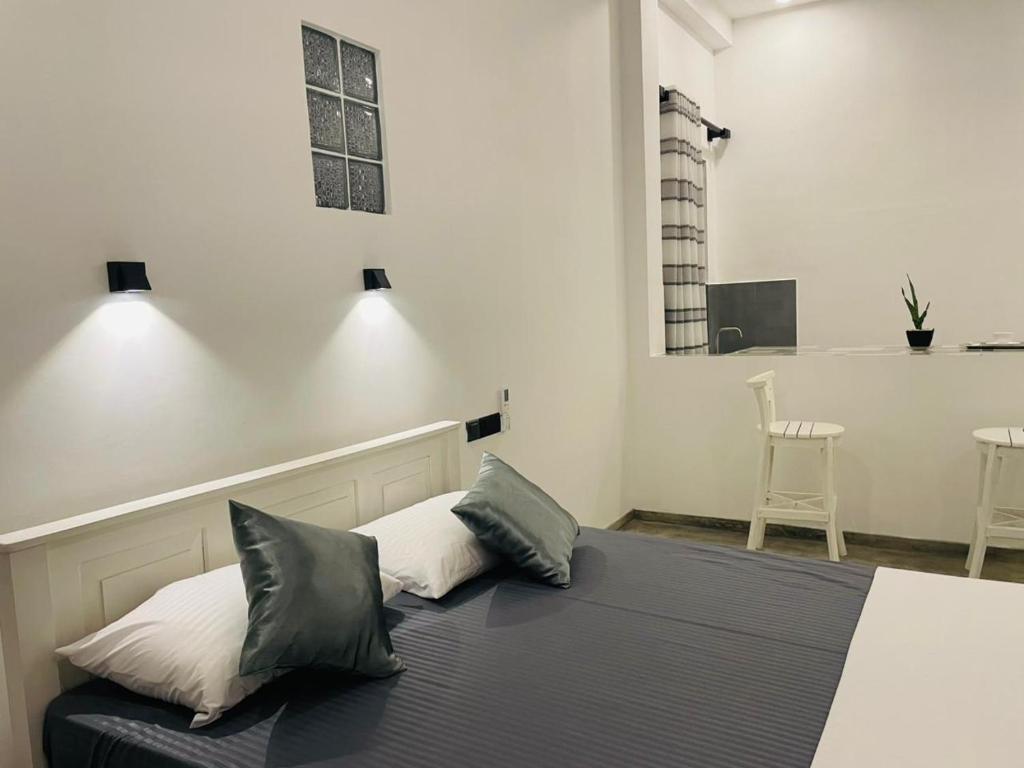 een slaapkamer met een bed met twee kussens erop bij Villa C & C Thalpe in Talpe