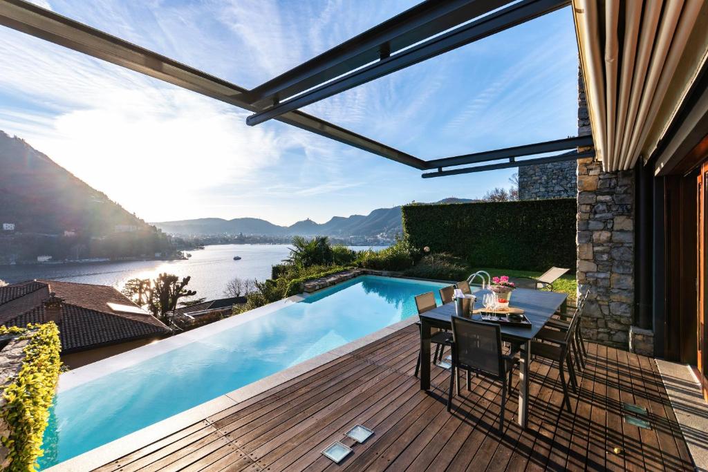 un patio avec une table et une piscine dans l'établissement Villa Mara - by MyHomeInComo, à Côme