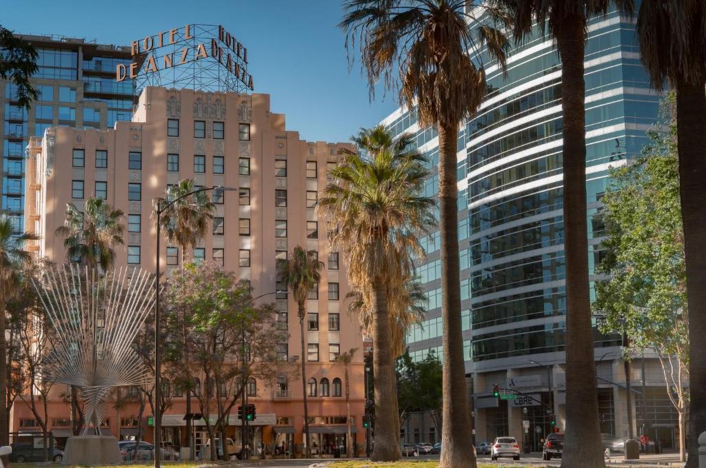 圣何塞Hotel de Anza by IHG的一座前面有棕榈树的大楼