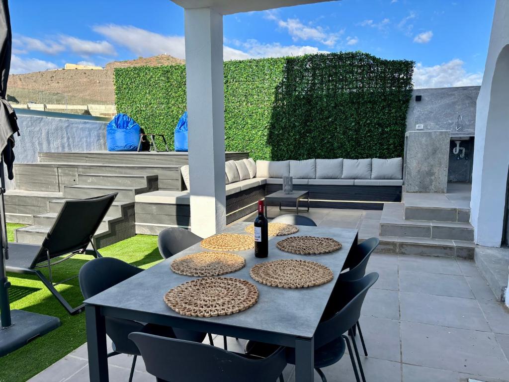 En balkon eller terrasse på Modern house with sea views, pool and a chillout terrace