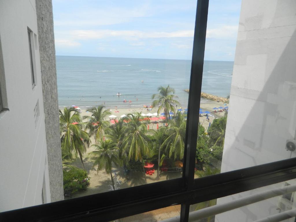 a view of the beach from a window at Paraíso en Bocagrande Apartaestudio in Estación El Salto