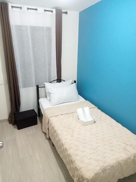 une chambre avec un lit avec deux serviettes dessus dans l'établissement AL KHOURY Staycation, à Tanza