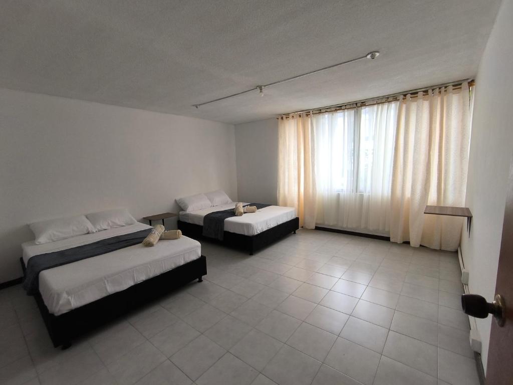 En eller flere senge i et værelse på Arya Land Yoga Hostel