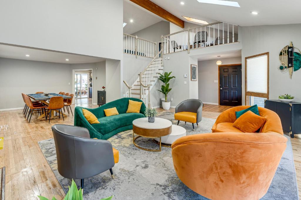 Et opholdsområde på Hot Tub and Game Room Spacious Poconos Escape!