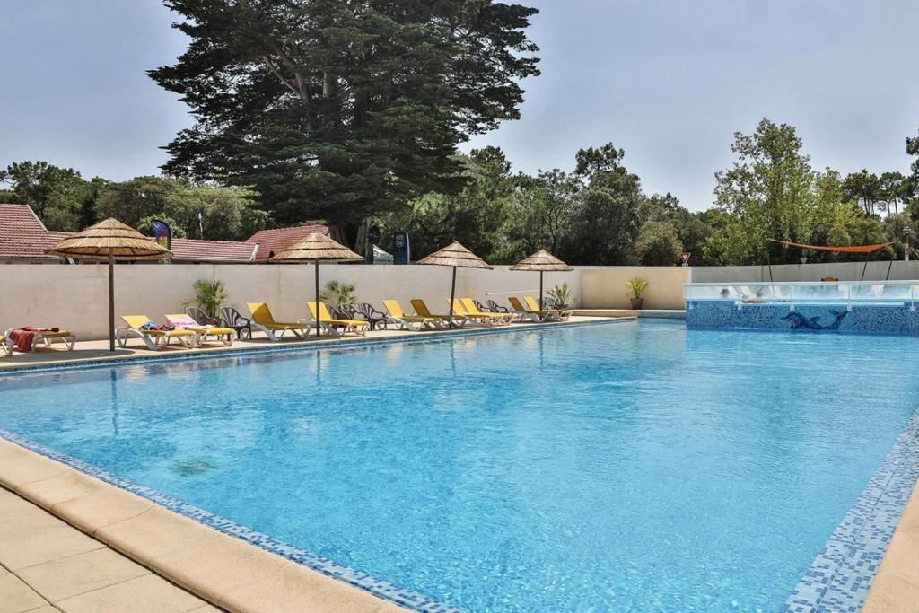Swimmingpoolen hos eller tæt på Camping 4 étoiles - Parc aquatique - ccbec0e