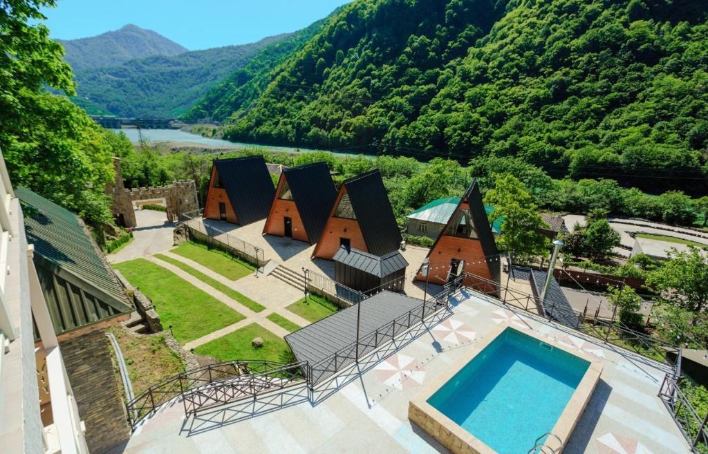 En generel udsigt til bjerge eller udsigt til bjerge taget fra resortet