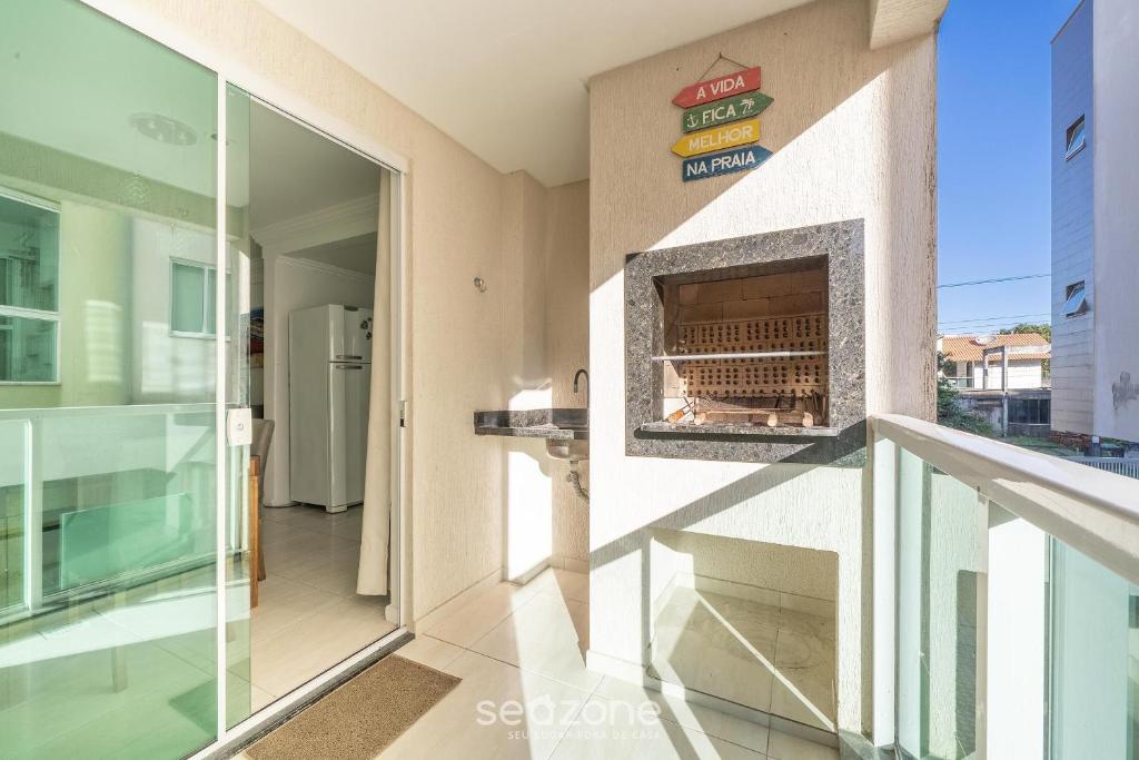 ein Kamin an der Seite eines Gebäudes in der Unterkunft Apto 2Q c/ churrasq. no centro - Bombinhas CAA103 in Bombinhas