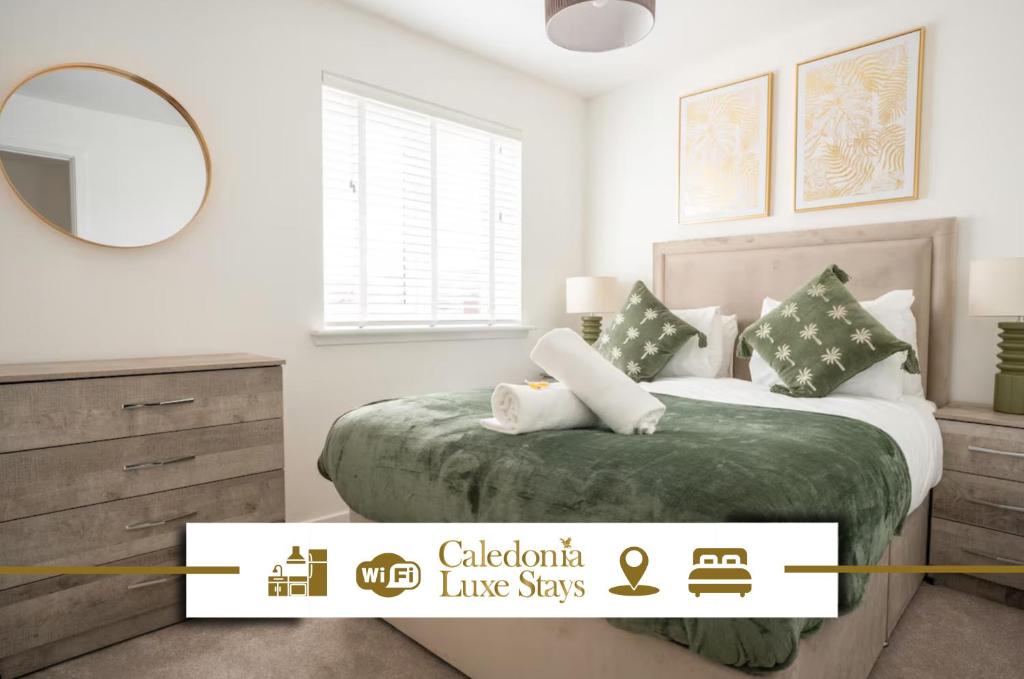 een slaapkamer met een groot bed en een spiegel bij 3 BDR House At Caledonia Luxe Stays Short Lets & Serviced Accommodation Glasgow in Glasgow