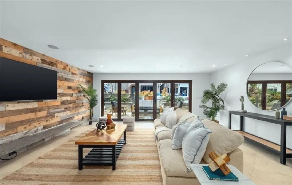 een woonkamer met een witte bank en een bakstenen muur bij Expansive Five Bedroom Beachside Home with Generous Living Space in Hermosa Beach