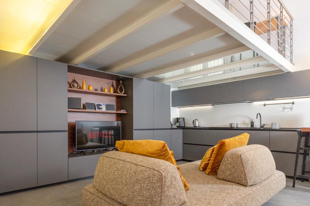 un salon avec deux chaises et une cheminée dans l'établissement ArtStay - Exclusive Apt Near Metro M1, AC, Parking, à Milan