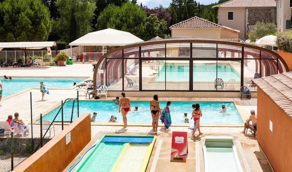 Swimmingpoolen hos eller tæt på Camping 4 étoiles - Parc aquatique - ccbecab