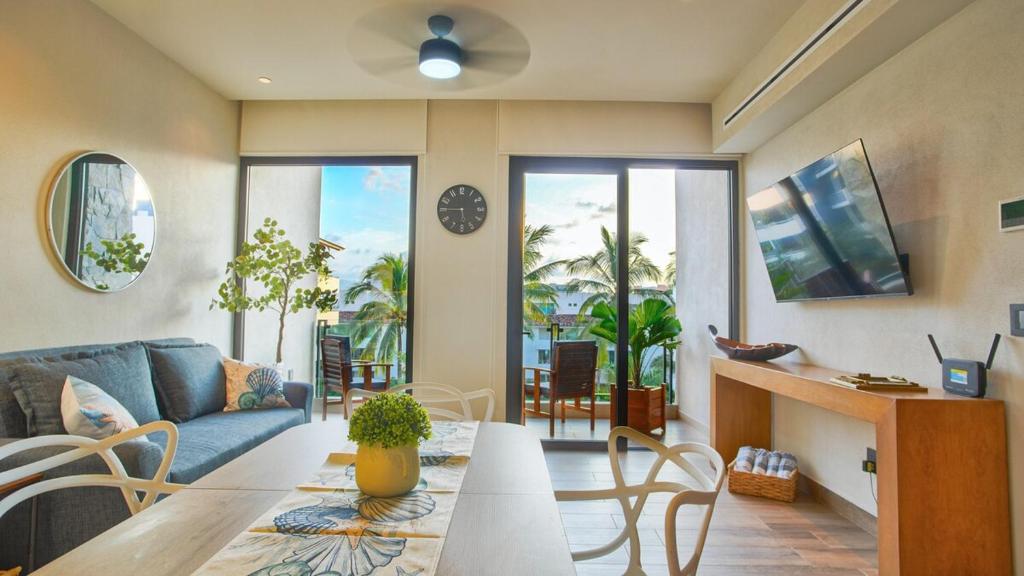 Photo inspiration: Picture Idea: Chic Versalles Condo Infinity Pool Coworking Puerto Vallarta Precios