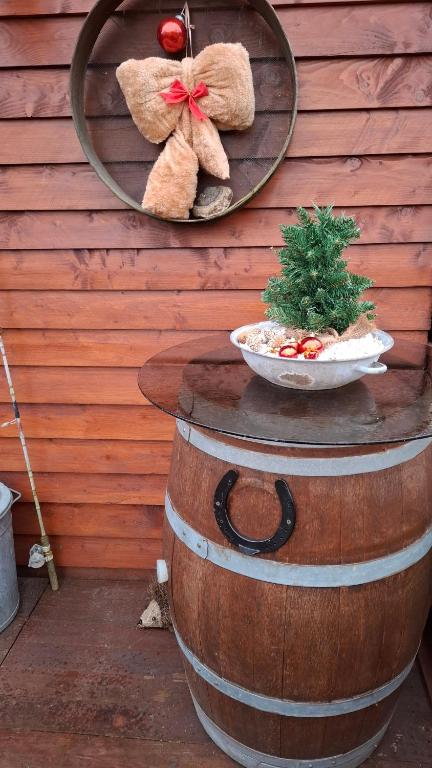 uno specchio su una botte con due orsacchiotti sopra di La Cabane du Trappeur a La Bourgonce