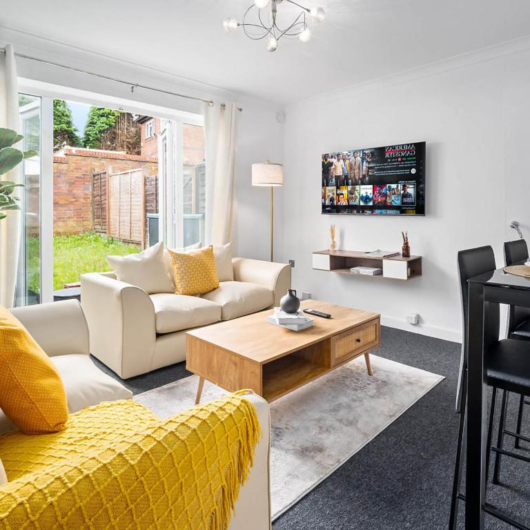 Et opholdsområde på Cozy Two Bed House - Garden - Parking - Smart TV - 2GMS