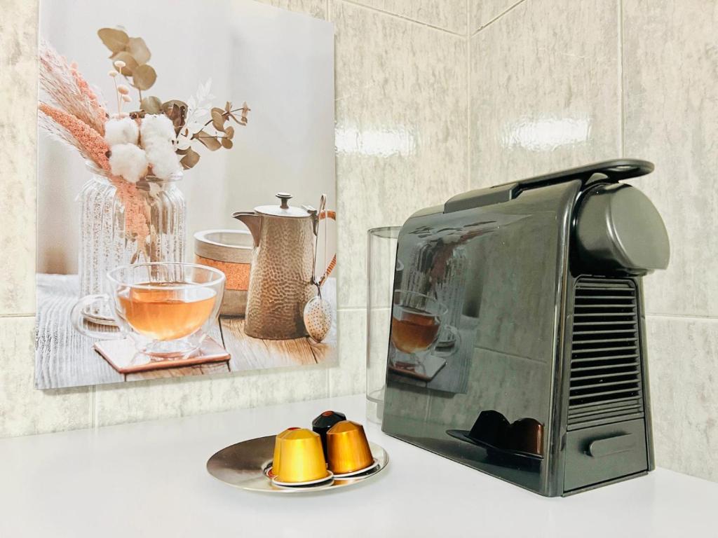 un tostapane da sedere su un bancone accanto a un piatto di Tineo centro a Tineo