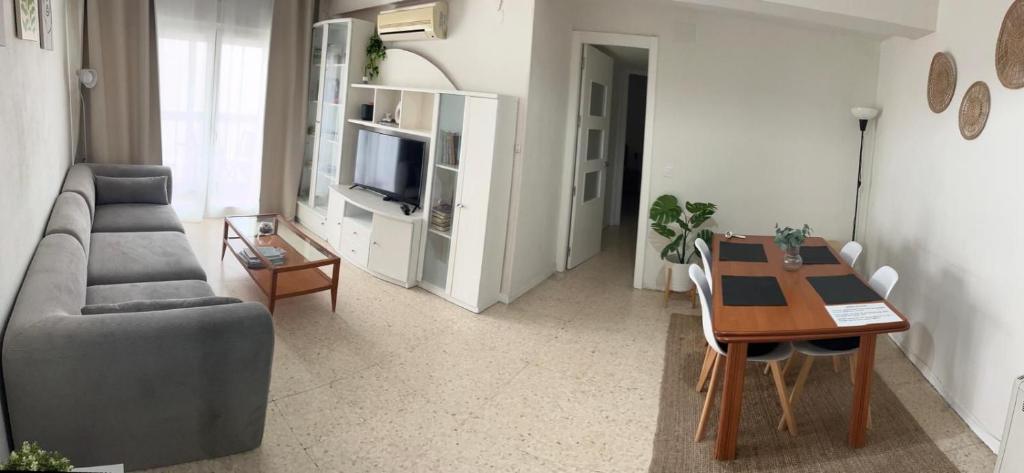 Et tv og/eller underholdning på Cozy apartment next to center