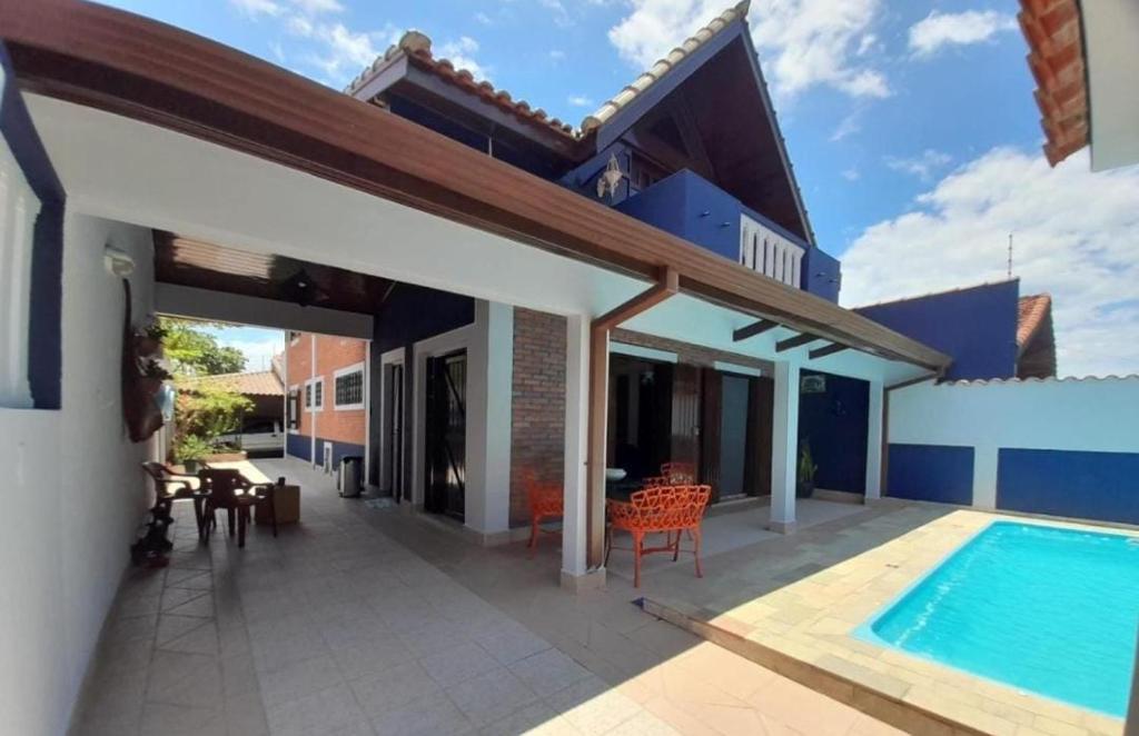 una casa con piscina e patio di Casa em Peruíbe com piscina a Peruíbe