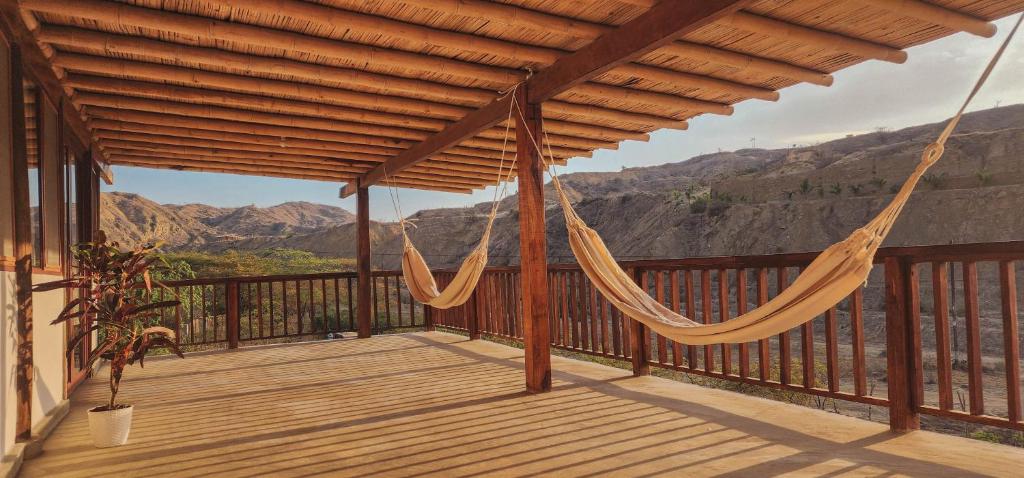 Cảnh núi rừng hoặc tầm nhìn ra núi từ nhà gỗ