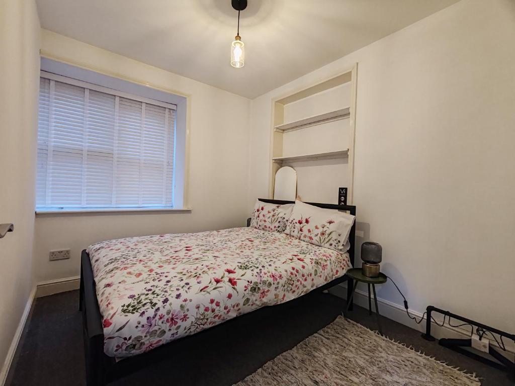 een slaapkamer met een bed en een raam bij Accommodation Tunbridge wells in Royal Tunbridge Wells