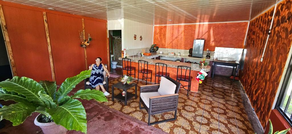 Khu vực ghế ngồi tại Anita's Apartment