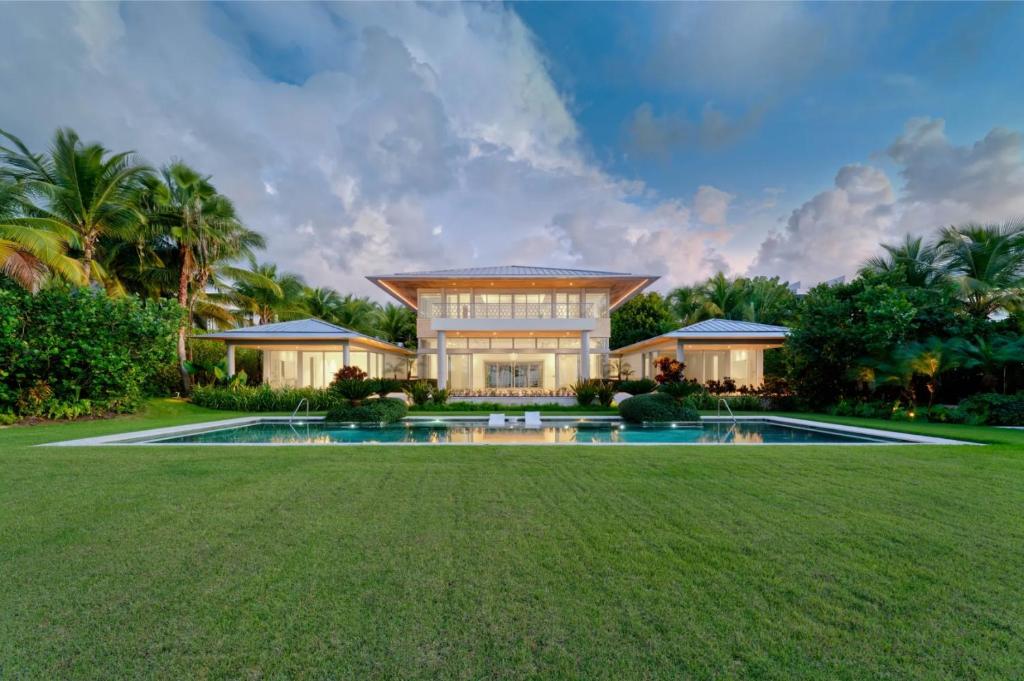 Bazén v ubytování The Grand Beachfront All-Inclusive Villa nebo v jeho okolí