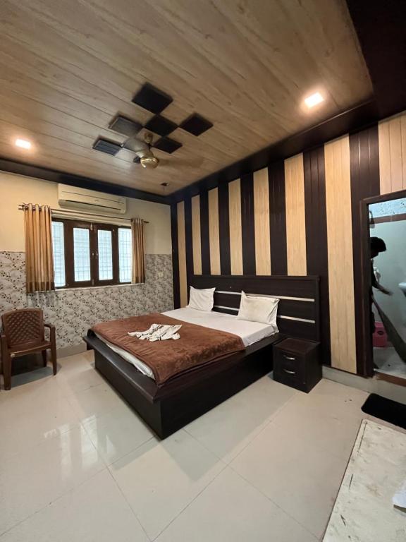 En eller flere senge i et værelse på Hotel Tourist