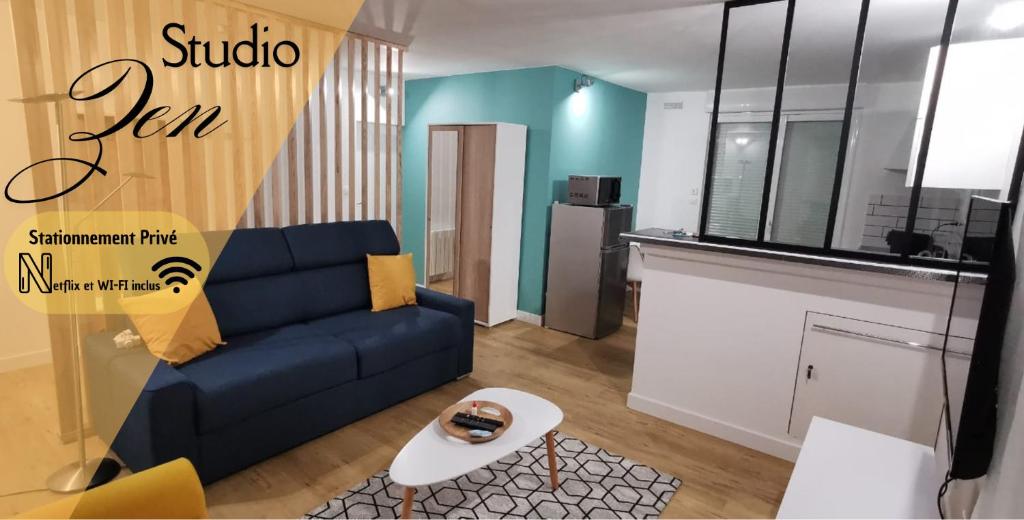 un soggiorno con un divano blu e una cucina di Studio Zen a Niort