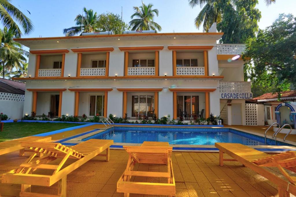 eine Villa mit einem Swimmingpool vor einem Haus in der Unterkunft Goa Radha Krishna holiday in Calangute