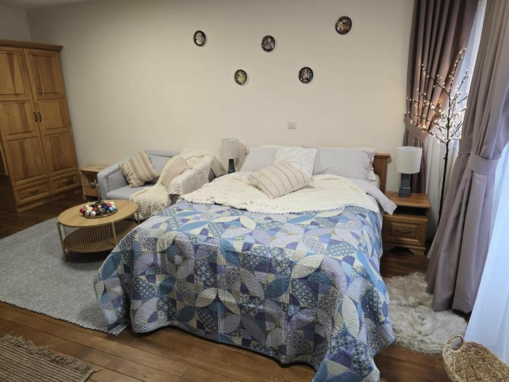 une chambre avec un lit et un canapé dans l'établissement Pirin Golf Cozy Studio, à Razlog