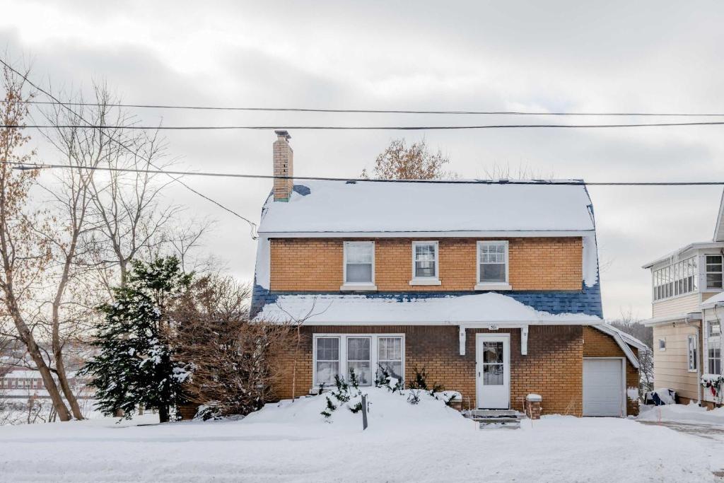 Brick River Escape 1909 Historic Home trong mùa đông