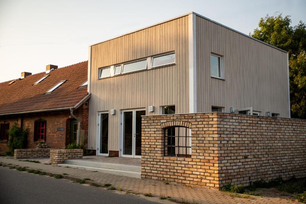 ein Backsteinhaus mit Ziegelwand in der Unterkunft Appartement mit Connection am Müritz- Nationalpark 