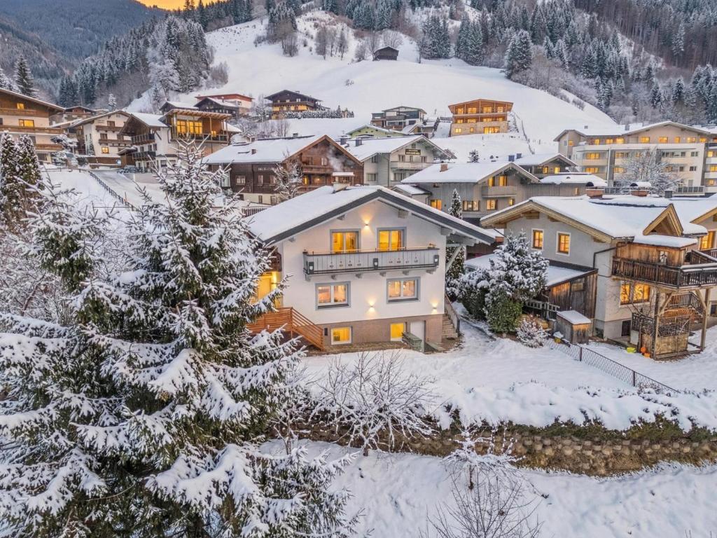 ein Haus in einer verschneiten Bergstadt im Schnee in der Unterkunft Alpen Haus Maria Top 2 in Viehhofen